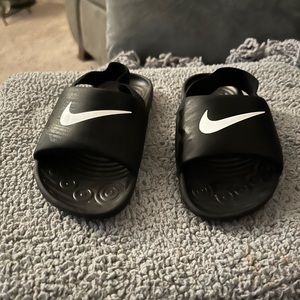 Nike toddler slippers size 9